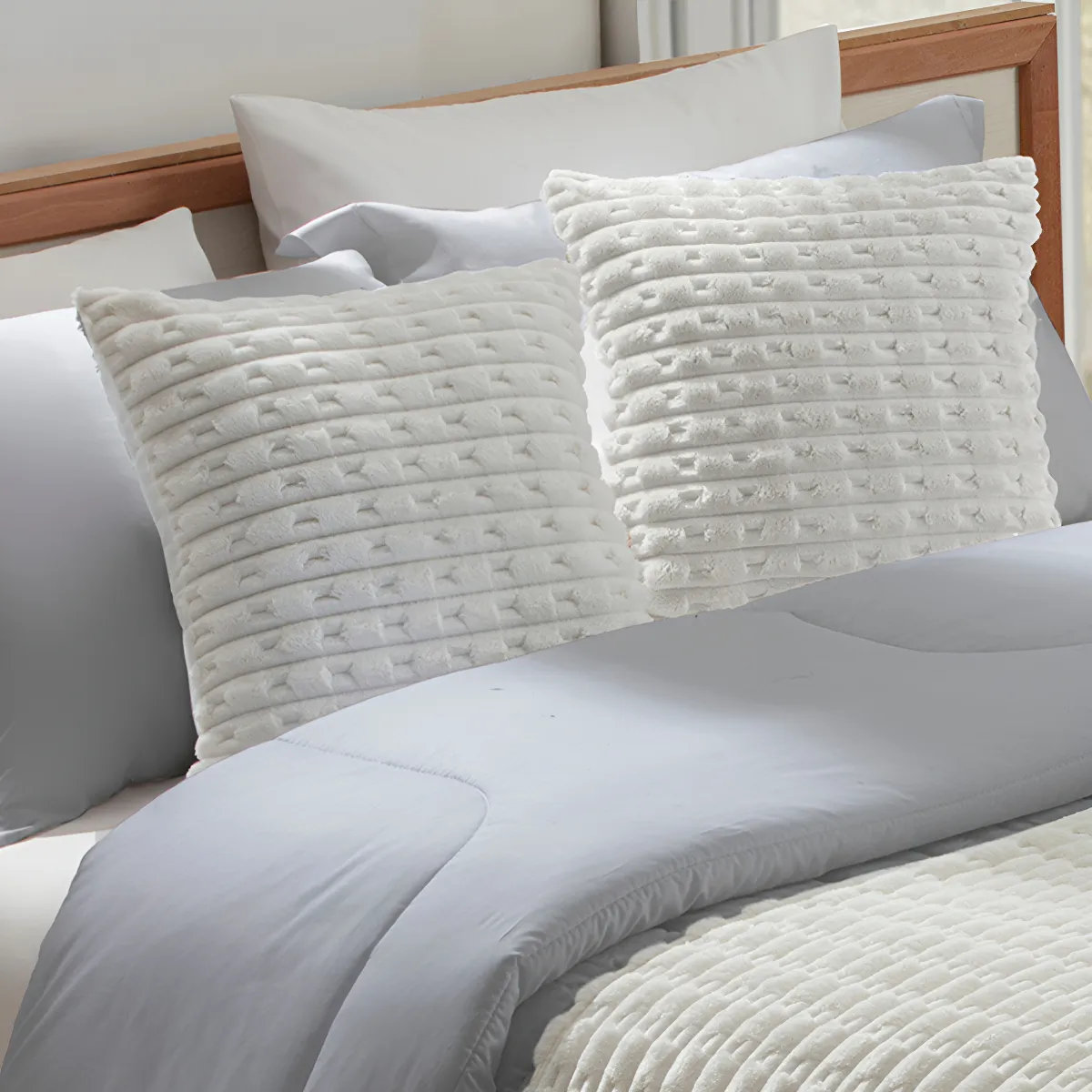 par de capas snow na cama decorando